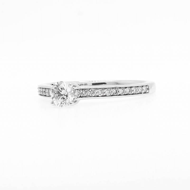 18ct White Gold Diamond Solitaire ring & Shoulders Total 0.50ct