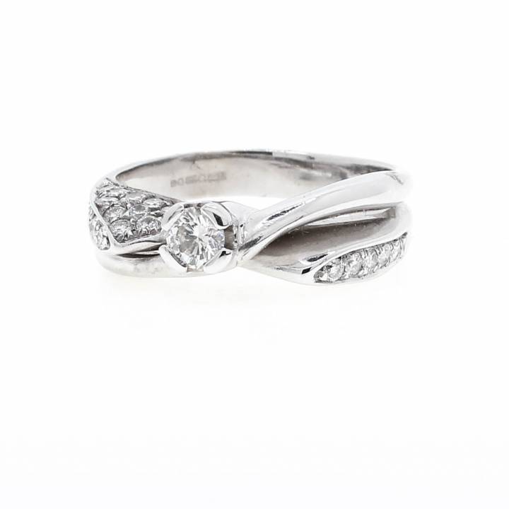 An 18ct White Gold Diamond Solitaire & Diamond Shoulders Ring 0521655