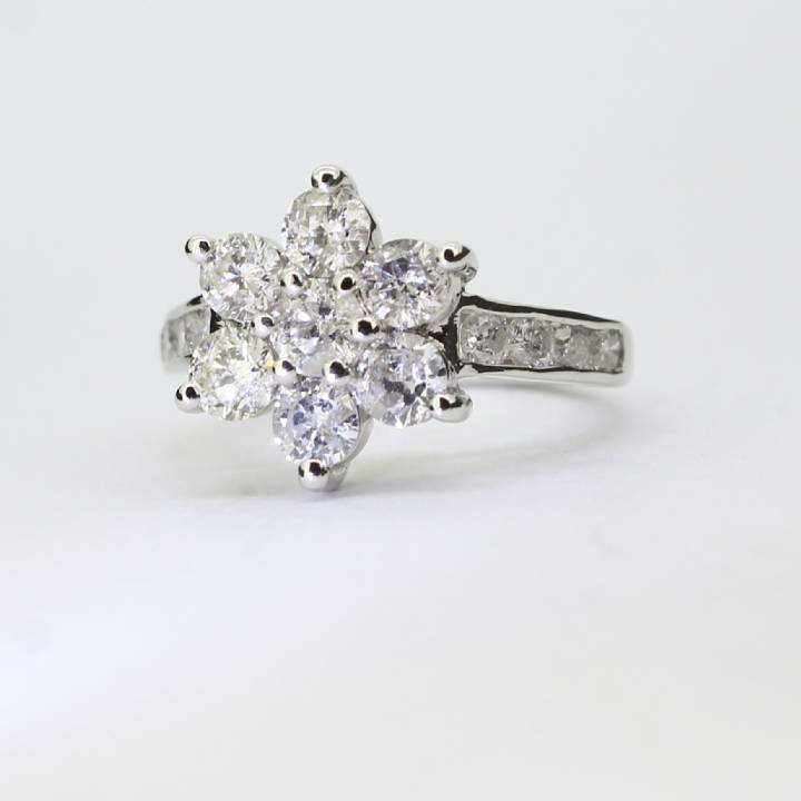 Pre-Owned 9ct White Gold Diamond Cluster Ring 1.50ct Total. 7107079