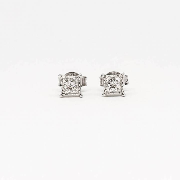 18ct White Gold Diamond Stud Earrings 0.62ct Total.