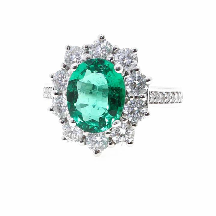 18ct White Gold Diamond And Emerald Cluster Ring.