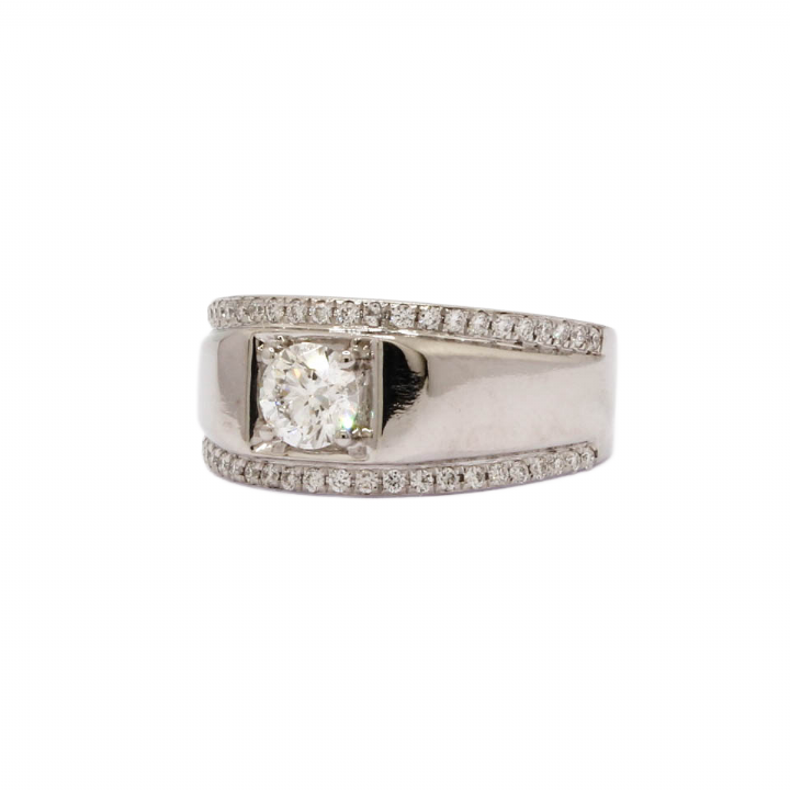 Pre-Owned 18ct White Gold Diamond Ring 0.83ct Total.
